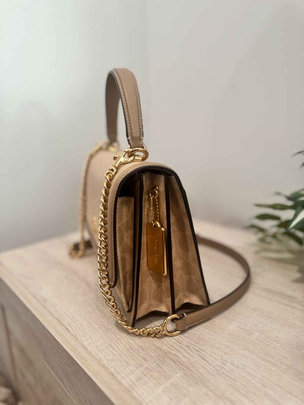 COACH crossbody bag with gold chain - Picture 2 of 2